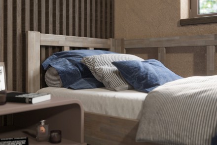 Milujete vôňu dreva? Tak je táto celomasívna posteľ perfektnou voľbou pre vás, pretože je z najkvalitnejších drevín buku a dubu.