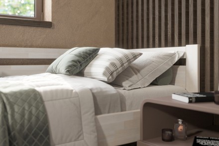 Posteľ Emily je veľmi obľúbené jednolôžko, ktoré sa bude hodiť do detskej izby aj spálne. Dokonalá vôňa dreva navodí v miestnosti úžasnú atmosféru, ktorá bude ideálna pre spánok.