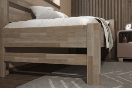 Posteľ Emily je veľmi obľúbené jednolôžko, ktoré sa bude hodiť do detskej izby aj spálne. Dokonalá vôňa dreva navodí v miestnosti úžasnú atmosféru, ktorá bude ideálna pre spánok.