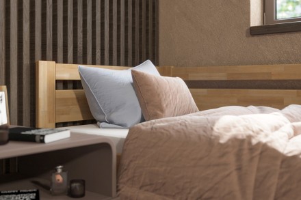 Posteľ Emily je veľmi obľúbené jednolôžko, ktoré sa bude hodiť do detskej izby aj spálne. Dokonalá vôňa dreva navodí v miestnosti úžasnú atmosféru, ktorá bude ideálna pre spánok.