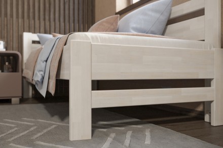 Posteľ Emily je veľmi obľúbené jednolôžko, ktoré sa bude hodiť do detskej izby aj spálne. Dokonalá vôňa dreva navodí v miestnosti úžasnú atmosféru, ktorá bude ideálna pre spánok.