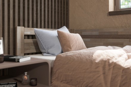 Posteľ Emily je veľmi obľúbené jednolôžko, ktoré sa bude hodiť do detskej izby aj spálne. Dokonalá vôňa dreva navodí v miestnosti úžasnú atmosféru, ktorá bude ideálna pre spánok.