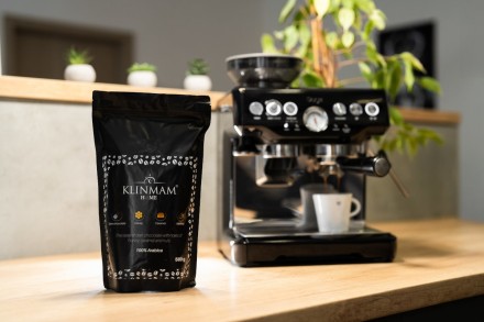 S našou šálkou kávy to ide jednoducho. Zamatová horkosť čokolády s tónmi orieškov dodávajúca zmesi zemitosť je vyvážená jemnou sladkosťou medu a bohatou chuťou karamelu. Každý dúšok vám dokáže, že dokonalá rovnováha horkej a sladkej chuti existuje.