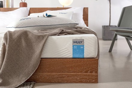 Matrac Mlily AIR je inovatívny produkt poskytujúci vysokú úroveň komfortu nielen pri spánku. Jej jadro je vyrobené z ochladivej peny CoolFlex®, pamäťovej peny AirCell a peny Responsive Support, ktoré dohromady tvoria ideálne prostredie pre kvalitný spánok.