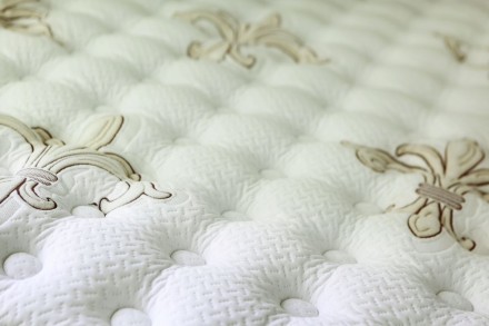 Vysoko komfortná 37 cm vysoký pružinový matrac Stearn&Foster Estate.