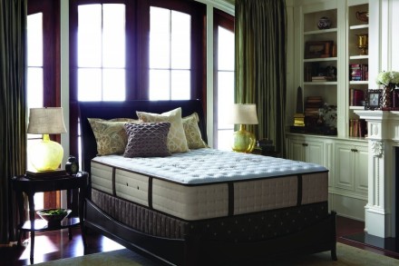 Vysoko komfortná 37 cm vysoký pružinový matrac Stearn&Foster Estate.