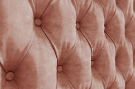 Elegantná čalúnená boxspringová posteľ Grand vám poskytne naozaj luxusný odpočinok. Základňa postele je koncipovaná ako boxspring, oproti bežným boxspringovým posteliam je navyše vybavená pevnými bukovými lamelami predstavujúcimi rošt pre uloženie matraca. Na výber máte hneď z niekoľkých látok a veľkostí postele, môžete si tak vybrať konkrétny variant, ktorý vám najviac vyhovuje.