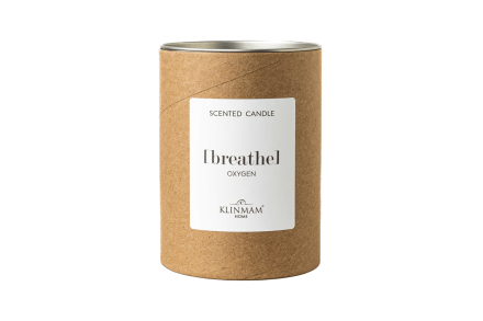 Kolekcia sviečok Klinmam Home je stelesnením uvoľneného životného štýlu. Ich čistý a jednoduchý dizajn pripomína, aké významné sú okamihy relaxácie a pohodlia.