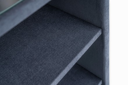 Nočný stolík s policami