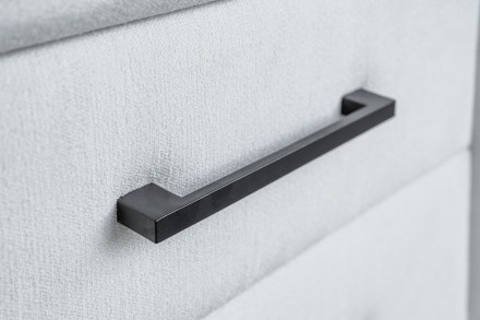 Elegantný nočný stolík so zásuvkami