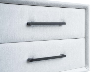 Elegantný nočný stolík so zásuvkami