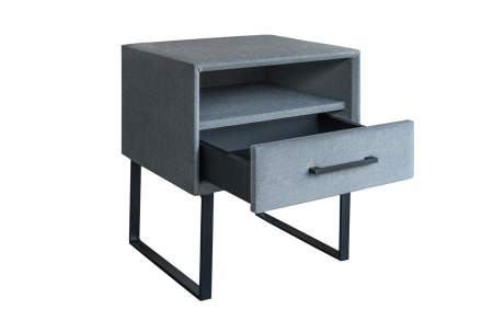 Moderný nočný stolík v industriálnom dizajne.