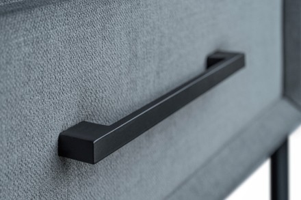 Moderný nočný stolík v industriálnom dizajne.