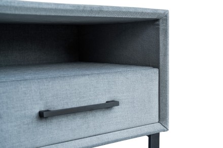 Moderný nočný stolík v industriálnom dizajne.