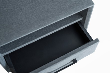 Moderný nočný stolík v industriálnom dizajne.