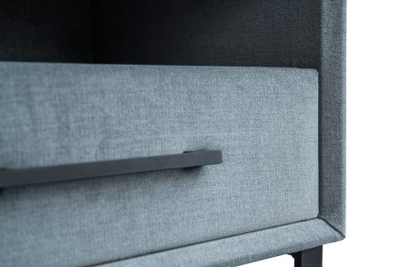 Moderný nočný stolík v industriálnom dizajne.