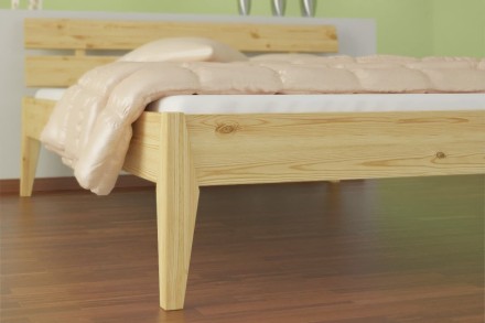 Posteľ Alan má skvelú konštrukciu z borovicového dreva. Pevná, povrchovo upravená bielením alebo pokrytá bezfarebným lakom.