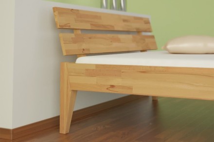 Nádherná, masívna posteľ z olejovaného dubového dreva. Na posteli nájdeme veľa prirodzených trhlín a nedostatkov , ktoré sa v dreve postupne objavujú.