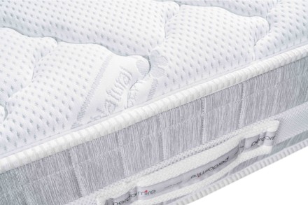 Spojenie pevnej postele Amien z masívneho buka s jednoduchým plným čelom a matraca Air Massage Memory 4.0, ktorý vďaka pamäťovej pene a masážnemu profilovaniu poskytuje výnimočný komfort a podporu pre zdravý spánok.