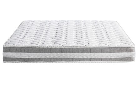 Spojenie pevnej postele Amien z masívneho buka s jednoduchým plným čelom a matraca Air Massage Memory 4.0, ktorý vďaka pamäťovej pene a masážnemu profilovaniu poskytuje výnimočný komfort a podporu pre zdravý spánok.