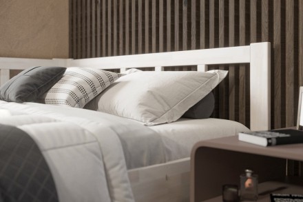 Milujete vôňu dreva? Tak je táto celomasívna posteľ perfektnou voľbou pre vás, pretože je z najkvalitnejších drevín buku a dubu.