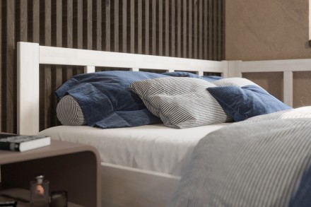 Milujete vôňu dreva? Tak je táto celomasívna posteľ perfektnou voľbou pre vás, pretože je z najkvalitnejších drevín buku a dubu.