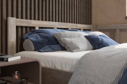 Milujete vôňu dreva? Tak je táto celomasívna posteľ perfektnou voľbou pre vás, pretože je z najkvalitnejších drevín buku a dubu.