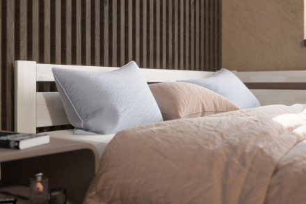 Posteľ Emily je veľmi obľúbené jednolôžko, ktoré sa bude hodiť do detskej izby aj spálne. Dokonalá vôňa dreva navodí v miestnosti úžasnú atmosféru, ktorá bude ideálna pre spánok.