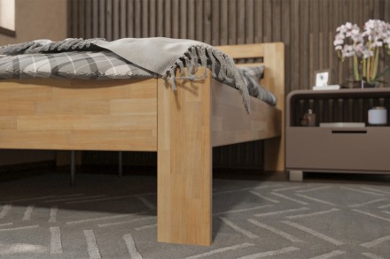 Milujete vôňu dreva i nenapodobiteľnú atmosféru, ktorú v spálni vyvoláva? Potom by vám určite nemala uniknúť celomasívna posteľ Lola z kolekcie spoločnosti PreSpánok.