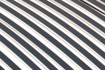 Motorový rošt so 4 motormi umožňuje jednoduché polohovanie hlavovej, chrbtovej, stehennej a lýtkovej oblasti.