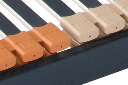 Motorový rošt so 4 motormi umožňuje jednoduché polohovanie hlavovej, chrbtovej, stehennej a lýtkovej oblasti.