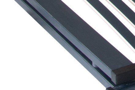 Motorový rošt so 4 motormi umožňuje jednoduché polohovanie hlavovej, chrbtovej, stehennej a lýtkovej oblasti.