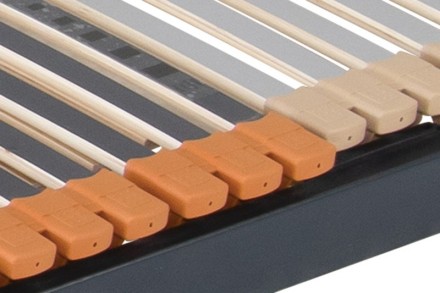 Motorový rošt so 4 motormi umožňuje jednoduché polohovanie hlavovej, chrbtovej, stehennej a lýtkovej oblasti.