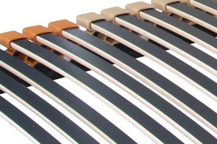 Motorový rošt so 4 motormi umožňuje jednoduché polohovanie hlavovej, chrbtovej, stehennej a lýtkovej oblasti.