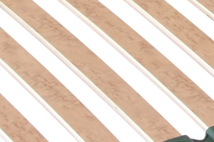 Manuálne polohovací rošt so 7 anatomickými zónami podporuje správne rozloženie váhy tela na matraci.