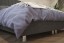 Elegantná posteľ Atlanta Boxspring zaujme predovšetkým svojim vysokým prešívaným čelom.