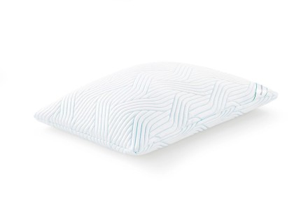 Vankúš TEMPUR® Comfort Medium SmartCool 2.0 zaisťuje pohodlie a oporu typickú pre vankúše TEMPUR®. Je vyrobený úplne nových materiálov, ktoré poskytujú ešte o 20% väčšiu úľavu než kedykoľvek predtým.