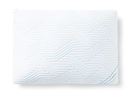 Vankúš TEMPUR® Comfort Medium SmartCool 2.0 zaisťuje pohodlie a oporu typickú pre vankúše TEMPUR®. Je vyrobený úplne nových materiálov, ktoré poskytujú ešte o 20% väčšiu úľavu než kedykoľvek predtým.