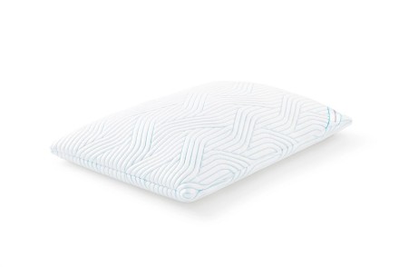 Vankúš TEMPUR® Comfort Soft SmartCool je vyrobený z úplne nových materiálov TEMPUR®, ktoré poskytujú ešte o 20% väčšiu úľavu od tlaku než kedykoľvek predtým. Pre tento vankúš je materiál vyvinutý tak, že v sebe kombinuje neuveriteľnú mäkkosť a pohodlie s potrebnou a dokonalou oporou chrbtice počas spánku.