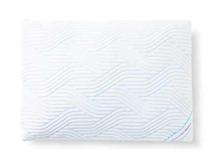 Vankúš TEMPUR® Comfort Soft SmartCool je vyrobený z úplne nových materiálov TEMPUR®, ktoré poskytujú ešte o 20% väčšiu úľavu od tlaku než kedykoľvek predtým. Pre tento vankúš je materiál vyvinutý tak, že v sebe kombinuje neuveriteľnú mäkkosť a pohodlie s potrebnou a dokonalou oporou chrbtice počas spánku.