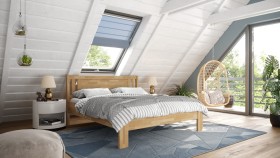 Masívna drevená posteľ so vzdušným dizajnom