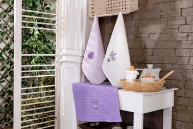 Dodajte svojej kuchyni nádych elegancie s darčekovou sadou utierok Klinmam Home. Súprava troch utierok zo 100% výberovej bavlny kombinuje mimoriadnu mäkkosť s praktickou savosťou. Vďaka jemným farbám a precíznym výšivkám s motívmi kávy, levandule či olív sú nielen nepostrádateľným pomocníkom, ale aj vkusným doplnkom.