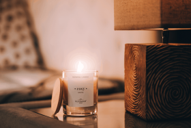 Kolekcia sviečok Klinmam Home je stelesnením uvoľneného životného štýlu. Ich čistý a jednoduchý dizajn pripomína, aké významné sú okamihy relaxácie a pohodlia.