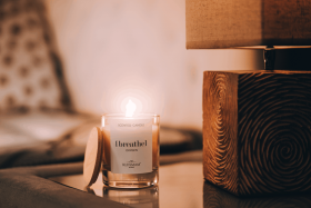 Kolekcia sviečok Klinmam Home je stelesnením uvoľneného životného štýlu. Ich čistý a jednoduchý dizajn pripomína, aké významné sú okamihy relaxácie a pohodlia.
