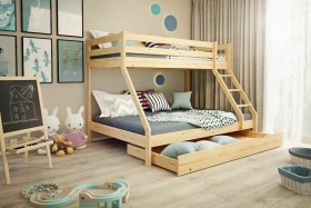 Theo je poschodová posteľ pre tri deti, ktorá spája precízne spracovanie s vysokou funkčnosťou.